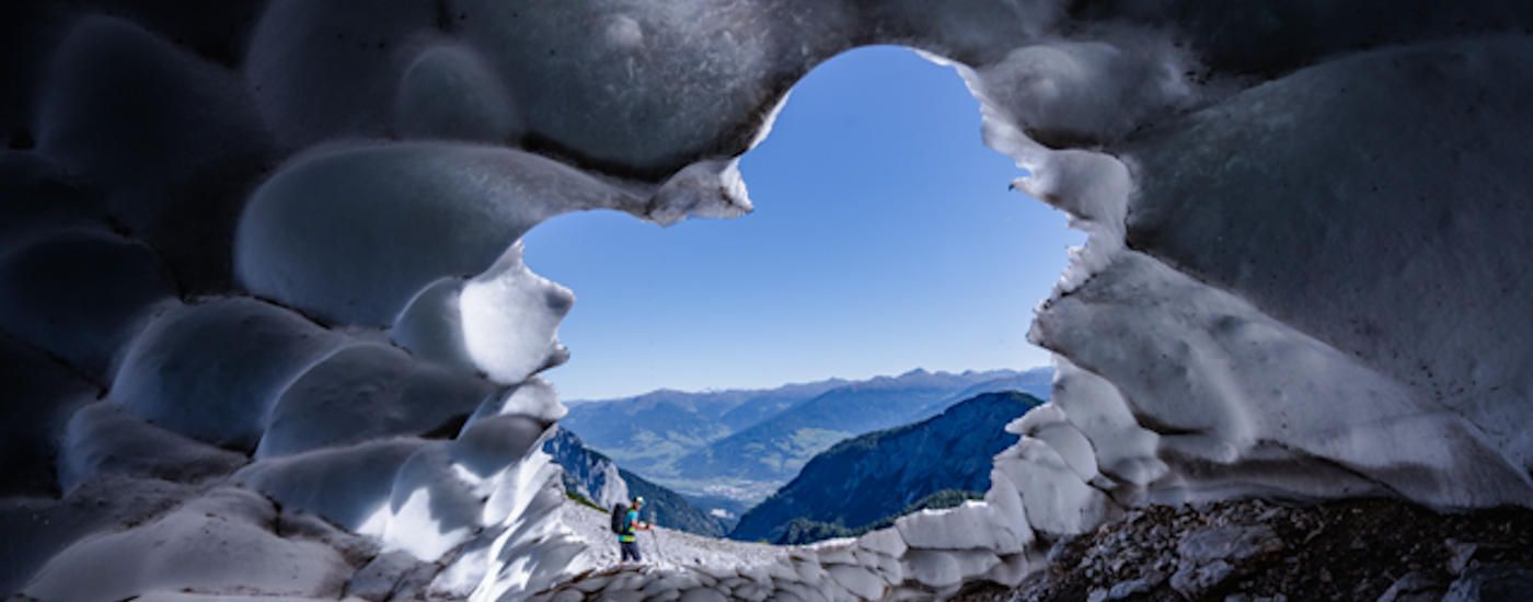 Schneehoehle Karwendel  Isar Region Seefeld Tirols Hochplateau Scharnitz Naturpark Karwendel